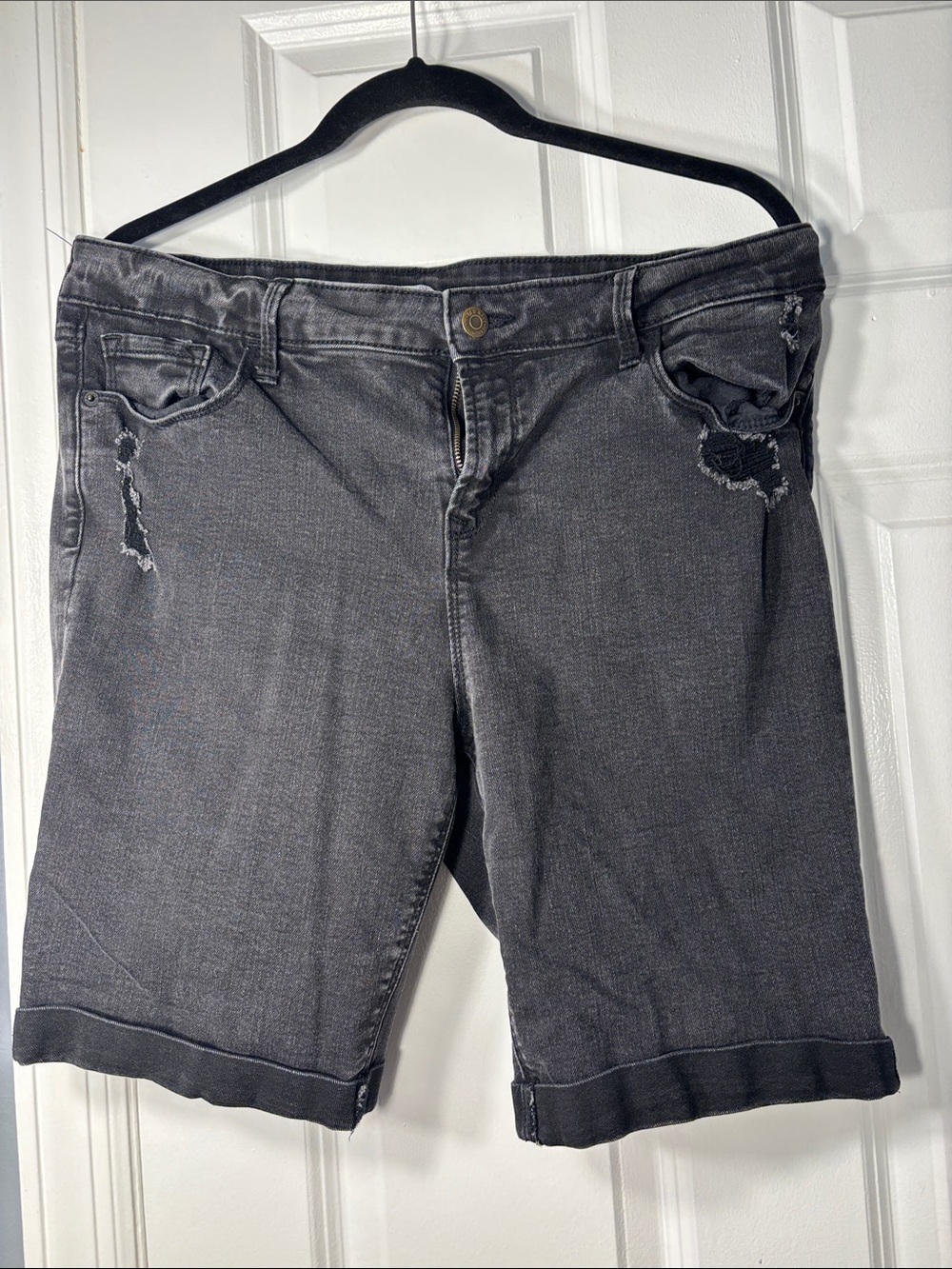 Old Navy Women’s Black Distressed Bermuda Denim Shorts Size 14